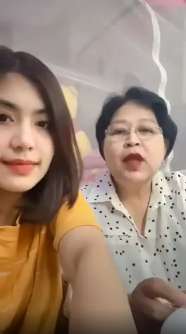 Soe Pyae Thazin and her mother are speaking with their fans