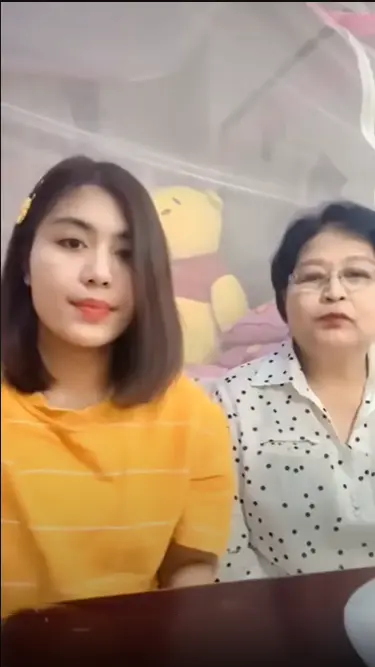 Soe Pyae Thazin and her mother are speaking with their fans