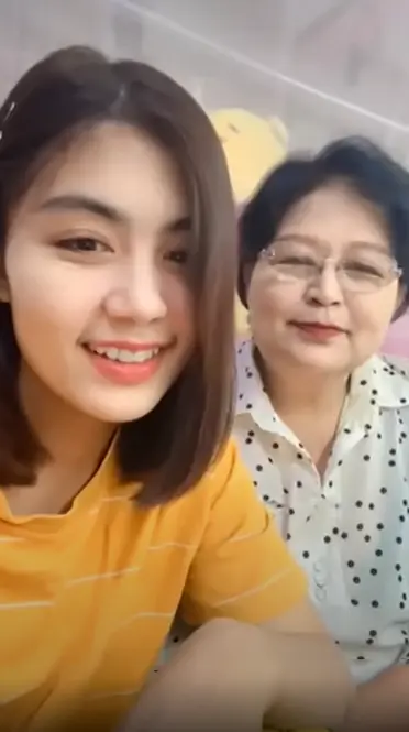 Soe Pyae Thazin and her mother are speaking with their fans