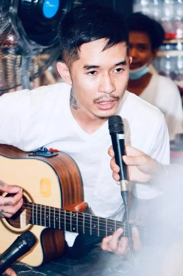 Khin Myat Mon ซึ่งแสดงวิดีโอของ Po Po หลานชายของเขาซึ่งถูกขอให้ร้องเพลงในงานเลี้ยงวันเกิดของ Miss Thin Thin ตามที่ Blood กล่าว